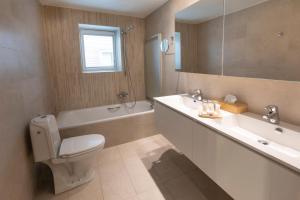 克诺克－海斯特亚特兰大克诺克酒店的浴室配有卫生间、盥洗盆和浴缸。