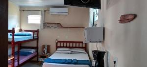 佩尼亚坎汀霍法米利亚公寓的一间卧室配有两张双层床和电视