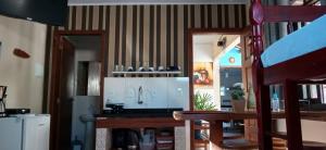佩尼亚坎汀霍法米利亚公寓的厨房配有台面和冰箱