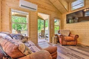 布里瓦德Quaint Mtn Cabin Tiny Living Near Big Adventure的小屋内的客厅配有沙发和椅子