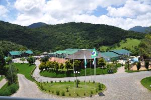 南大坎皮纳Capivari Ecoresort的享有度假胜地的空中景致,以山脉为背景