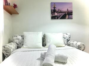 珀套特科姆博特MaisonTevy的一间卧室配有床和一张带毛巾的沙发。