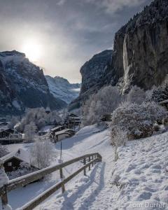 劳特布龙嫩角尼帕布公寓式酒店的山中带瀑布的雪覆盖的山谷