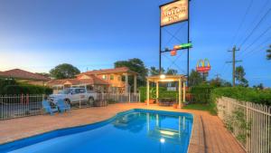 贡迪温迪乡间小路汽车旅馆的一座带标志的房屋前的游泳池