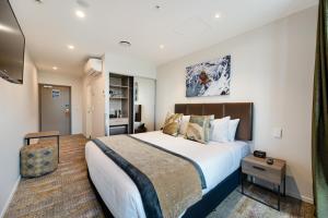 La Quinta by Wyndham Remarkables Park Queenstown客房内的一张或多张床位