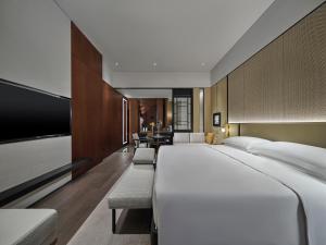 东莞东莞洲际酒店的一张大白色的床,位于酒店客房内
