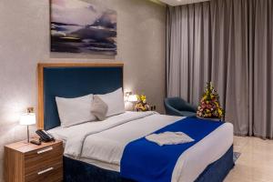 迪拜Suha Creek Hotel Apartment, Waterfront Jaddaf, Dubai的一间卧室设有一张大床和圣诞树