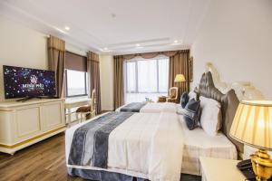 Diễn ChâuKhách sạn Minh Phú Diamond Palace的一间卧室配有一张大床和电视