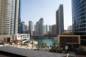 迪拜Suha JBR Hotel Apartments的享有河流和建筑的城市美景