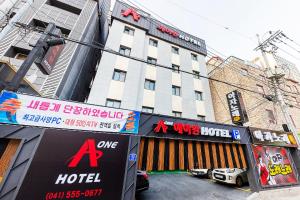 天安市Cheonan A One Hotel的建筑前有标志的酒店