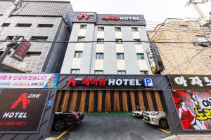 天安市Cheonan A One Hotel的门前有车辆停放的酒店