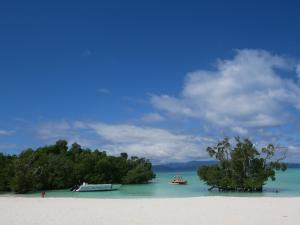 贝岛Le Zahir de l'ile - Iranja的两艘船在海滩上,在水中种着树木