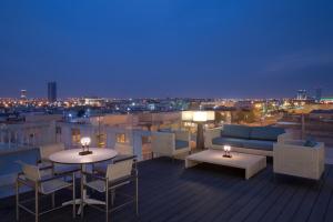 阿可贺巴Staybridge Suites Al Khobar, an IHG Hotel的屋顶甲板配有沙发和桌椅
