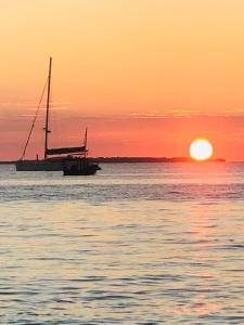 南威Vanilla的日落时分在海洋中的帆船