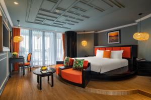 会安Bel Marina Hoi An Resort的酒店客房,配有床和沙发