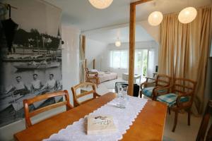 哈普萨卢Legendide Maja Kuurordiapartment Väikse viigi ääres的一间带桌椅的用餐室和一间客厅