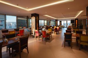苏莱曼尼亚Mihrako Hotel & Spa的餐厅设有桌椅和窗户。