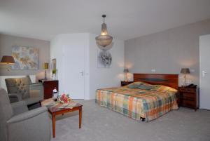 埃彭因克尔休斯酒店的一间卧室设有一张床和一间客厅。