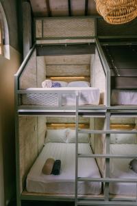 苏卡瓦提Dormitory at Semadi living的客房内的一组双层床