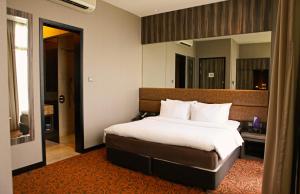 新加坡Aqueen Hotel Paya Lebar的一间卧室,卧室内配有一张大床