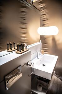 HormigosMILUNA, Open Nature Rooms的浴室设有白色水槽和镜子