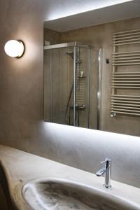 拉奎拉Dimora Fortebraccio的一间带水槽和镜子的浴室