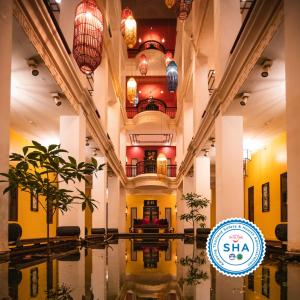 曼谷Shanghai Mansion Bangkok的享有酒店大堂和游泳池的景色