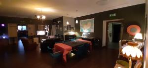 埃基斯蒂尔特胡西奥旅馆的客厅配有桌子和沙发