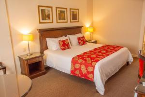 埃斯特城埃斯特赌场酒店的酒店客房配有一张带红色枕头的大床