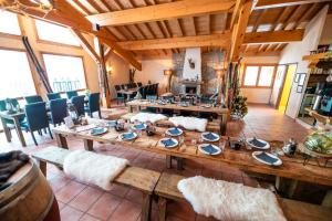 圣费朗索瓦-隆尚Parc Madeleine - CHALETS的大型用餐室设有长木桌