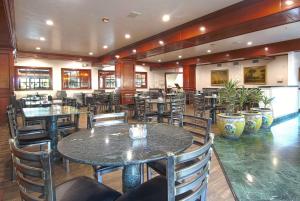 安大略安大略机场/会议中心蓝天丽池饭店 的餐厅内带桌椅的用餐室