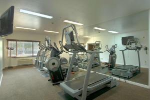 安大略安大略机场/会议中心蓝天丽池饭店 的一间健身房,里面配有几台跑步机
