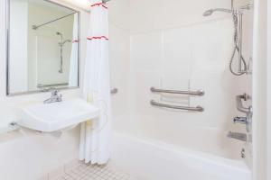惠灵MainStay Suites Northbrook Wheeling的白色的浴室设有水槽和淋浴。