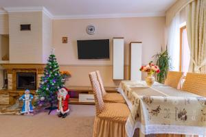布克维Petros Hotel的客厅配有圣诞树和桌子