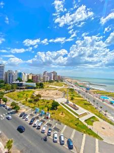 马德普拉塔Hotel Atlántico Suites的城市空中景色,海滩和汽车
