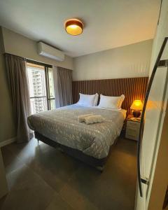 圣保罗Flat Jardins - Paulista的一间卧室配有一张床,上面有两条毛巾