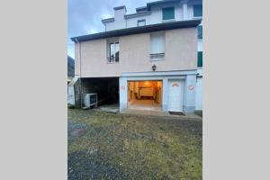 科特雷Appartement rénové 4pers tout confort & garage的一座大型白色房屋,设有车库