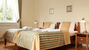 米兹多洛杰斯特拉马里斯别墅公寓式酒店的一间卧室配有两张带条纹床单的床
