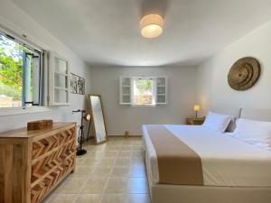 布拉卡Seaside Naxos • Holiday Villas的一间卧室设有一张大床和一个窗户。