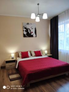 穆卡切沃Apartments Domovik "Elegance"的一间卧室配有一张带红色毯子的大床