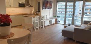 巴达洛纳Apartamento completo con piscina terraza vistas del mar的厨房以及带沙发和桌子的客厅。