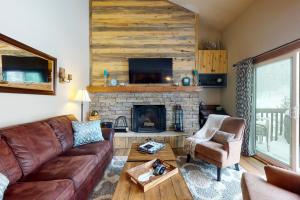 范尔Timber Falls #809的带沙发和壁炉的客厅