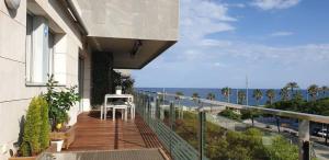 巴达洛纳Apartamento completo con piscina terraza vistas del mar的海景阳台。