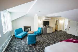 基灵顿基林顿山区酒店的酒店客房配有2把蓝色的椅子和桌子