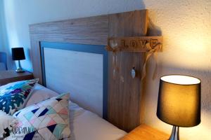 阿尔巴塞特UrbanLux Hospital的一间卧室配有一张带木制床头板的床