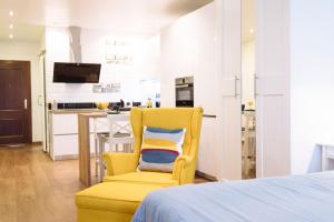 马拉加Blonski-Yellow的卧室里的黄色椅子,带厨房