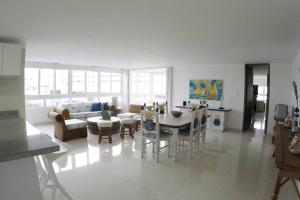 圣安德烈斯Hermoso y amplio apartamento con vista al mar的白色的客厅配有桌椅