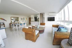 圣安德烈斯Hermoso y amplio apartamento con vista al mar的客厅配有沙发、椅子和桌子