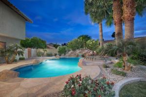 凤凰城Premier Hosts present Scottsdale Luxury Oasis with Lagoon Pool的棕榈树庭院内的游泳池