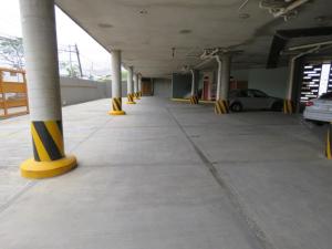 比亚埃尔莫萨Hotel San Juan Periferico的车库里设有圆柱和停车位